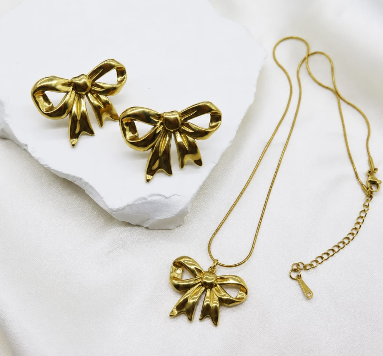 The Grand Ribbon Statement Necklace