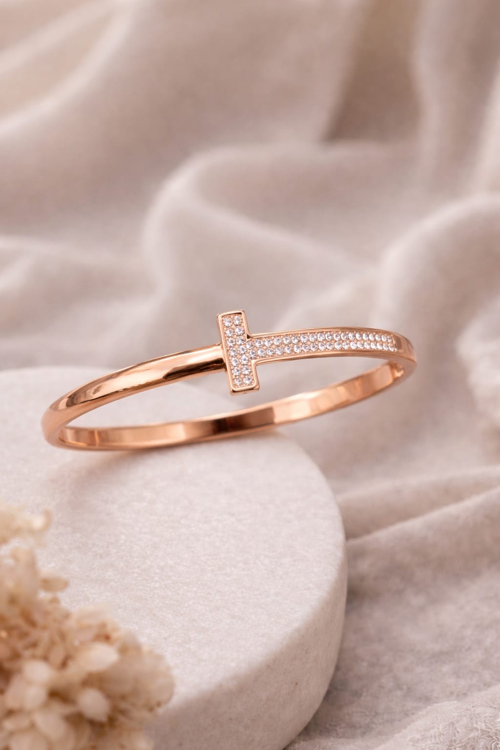 The Signature "T" Luxe Bangle – Gold